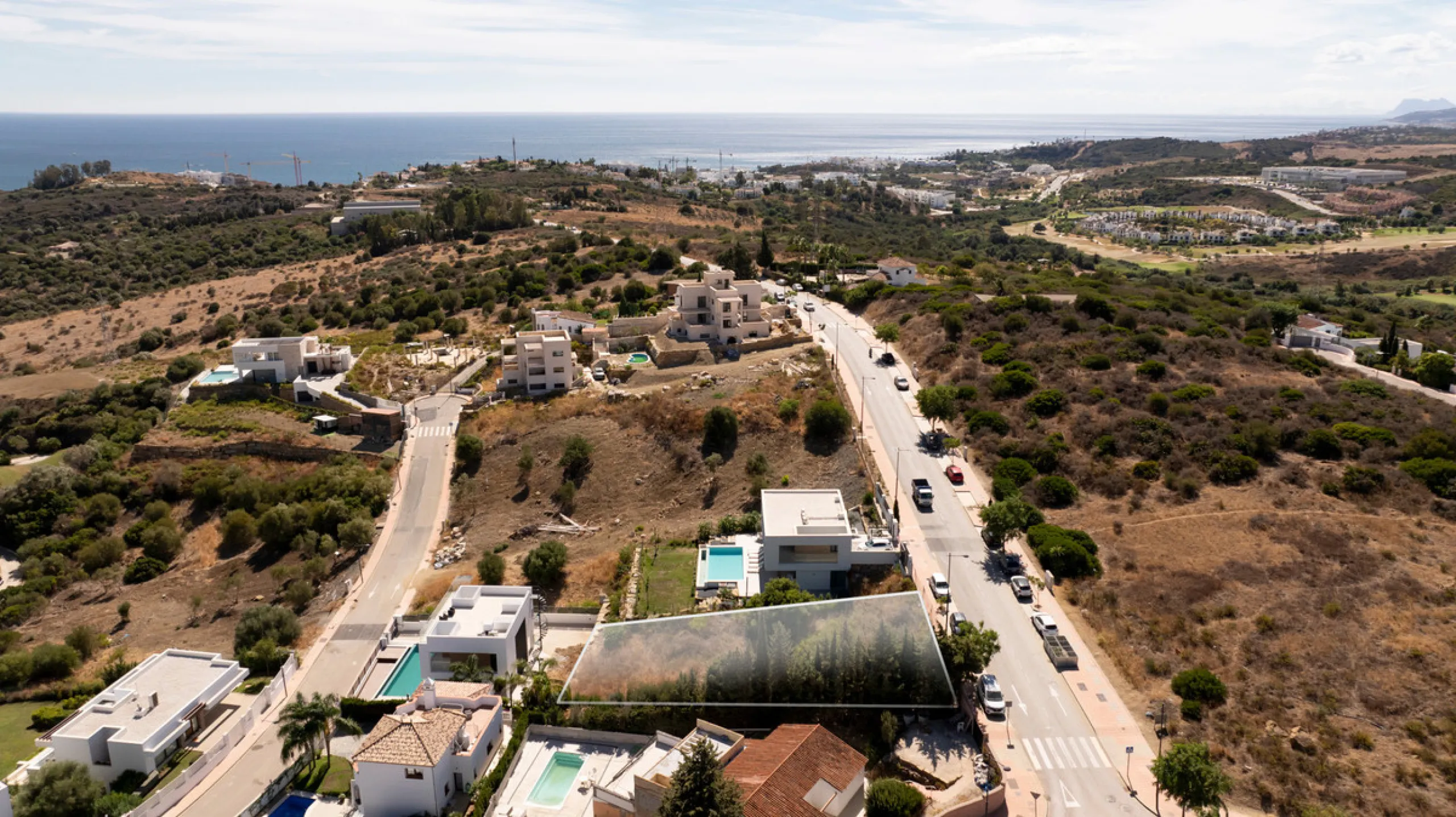 Residential plot with building licence and project in place. All costs involved of the project, registration had been paid by the sellers! It is ready for an imminent start of the construction for the new owner!