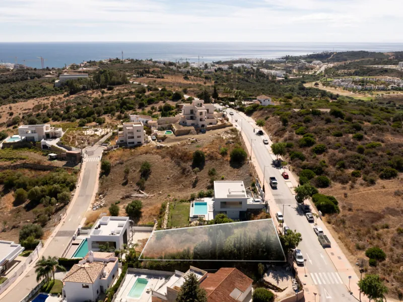 Residential plot with building licence and project in place. All costs involved of the project, registration had been paid by the sellers! It is ready for an imminent start of the construction for the new owner!