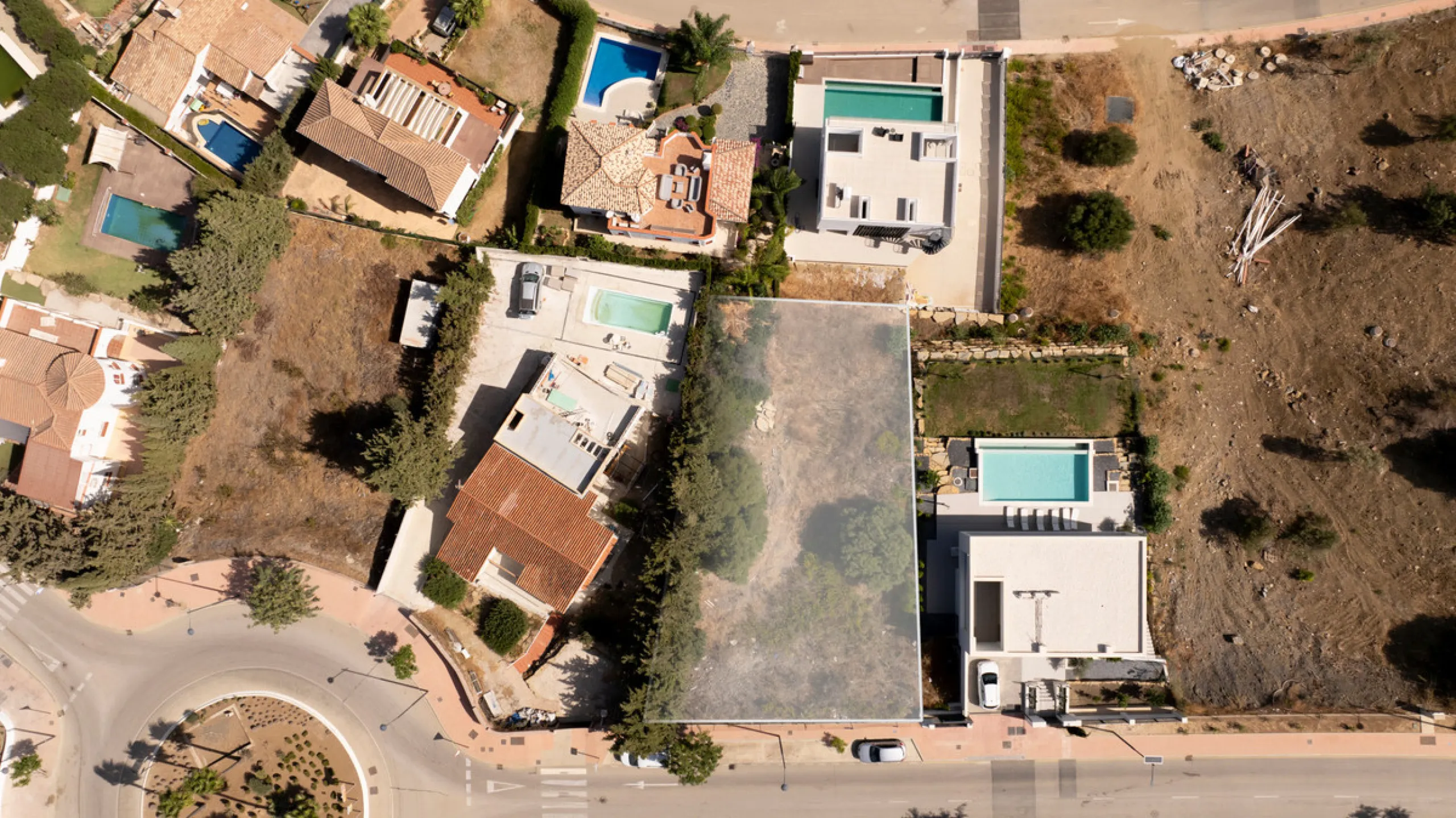 Residential plot with building licence and project in place. All costs involved of the project, registration had been paid by the sellers! It is ready for an imminent start of the construction for the new owner!
