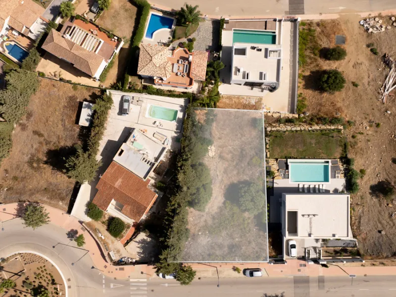 Residential plot with building licence and project in place. All costs involved of the project, registration had been paid by the sellers! It is ready for an imminent start of the construction for the new owner!
