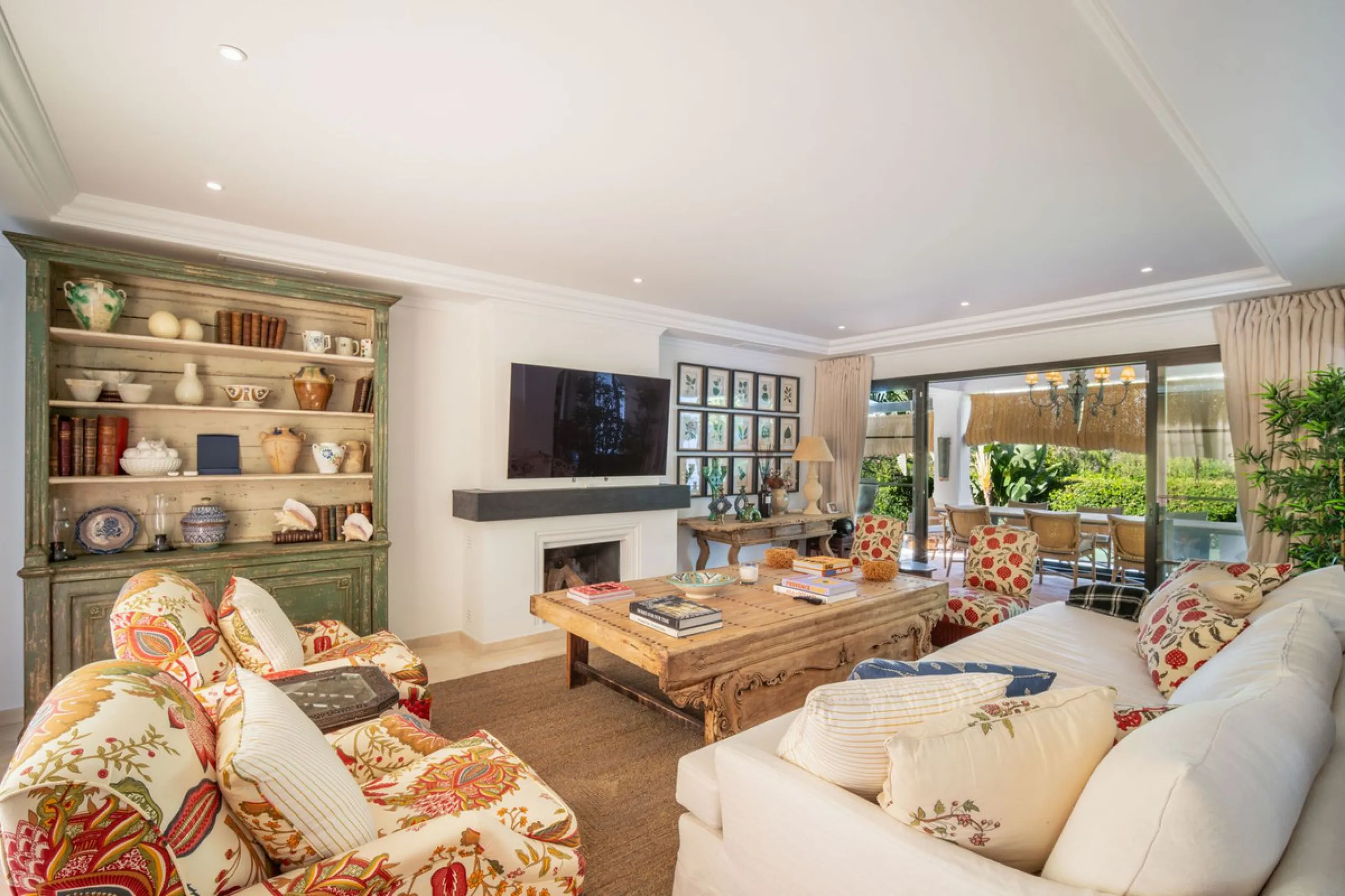 Discover this spectacular property located in the prestigious area of La Quinta, Benahavis, ideal for golf enthusiasts and Mediterranean living. With an unbeatable south-facing orientation, this residence enjoys abundant natural light throughout the day a
