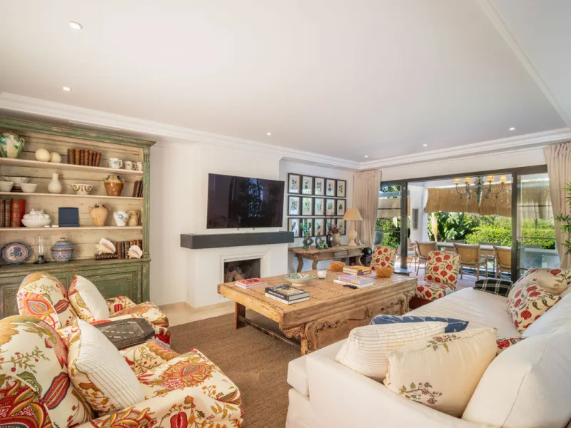 Discover this spectacular property located in the prestigious area of La Quinta, Benahavis, ideal for golf enthusiasts and Mediterranean living. With an unbeatable south-facing orientation, this residence enjoys abundant natural light throughout the day a