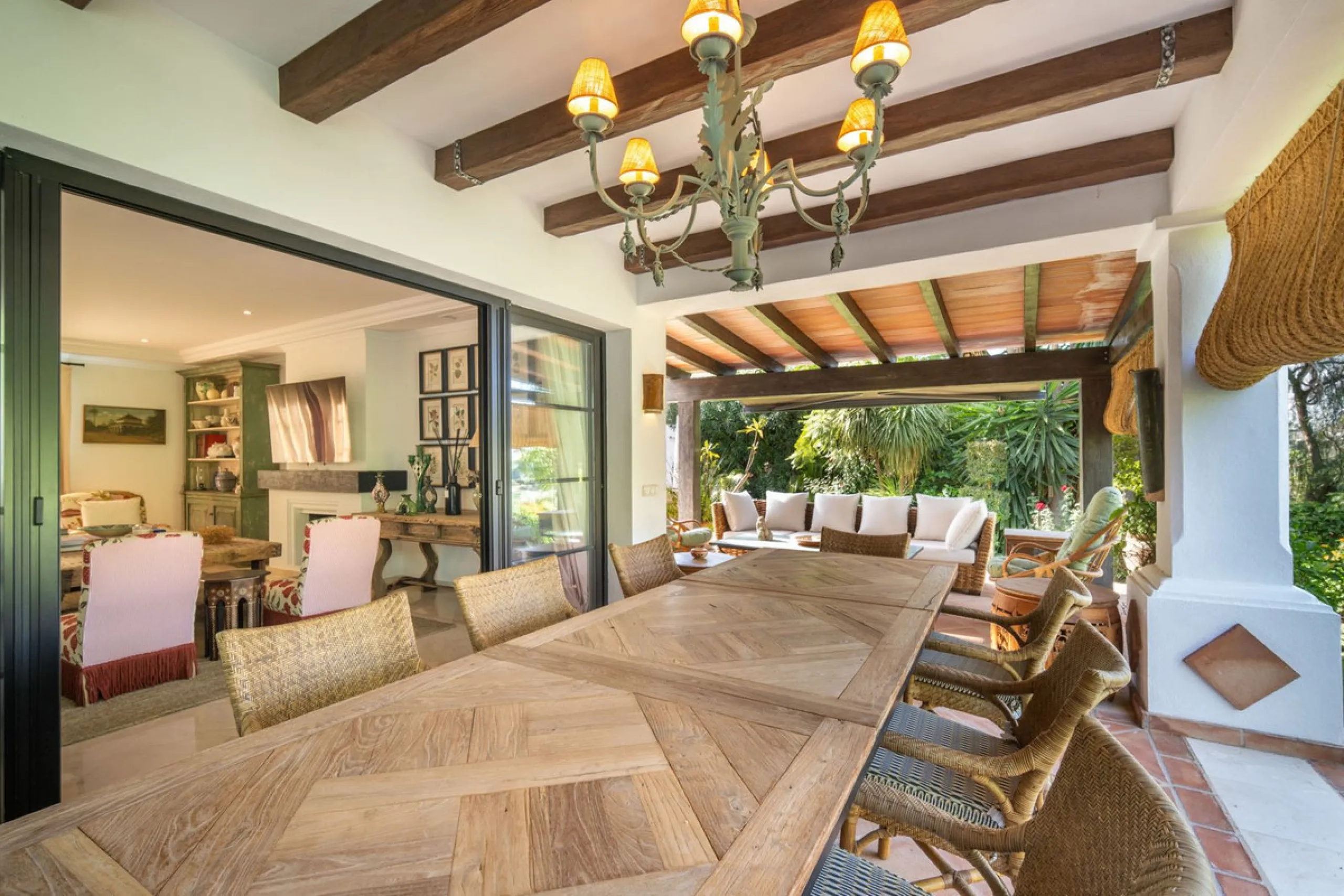 Discover this spectacular property located in the prestigious area of La Quinta, Benahavis, ideal for golf enthusiasts and Mediterranean living. With an unbeatable south-facing orientation, this residence enjoys abundant natural light throughout the day a