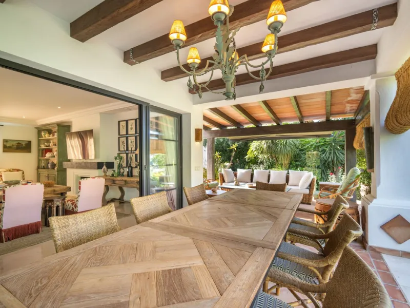 Discover this spectacular property located in the prestigious area of La Quinta, Benahavis, ideal for golf enthusiasts and Mediterranean living. With an unbeatable south-facing orientation, this residence enjoys abundant natural light throughout the day a