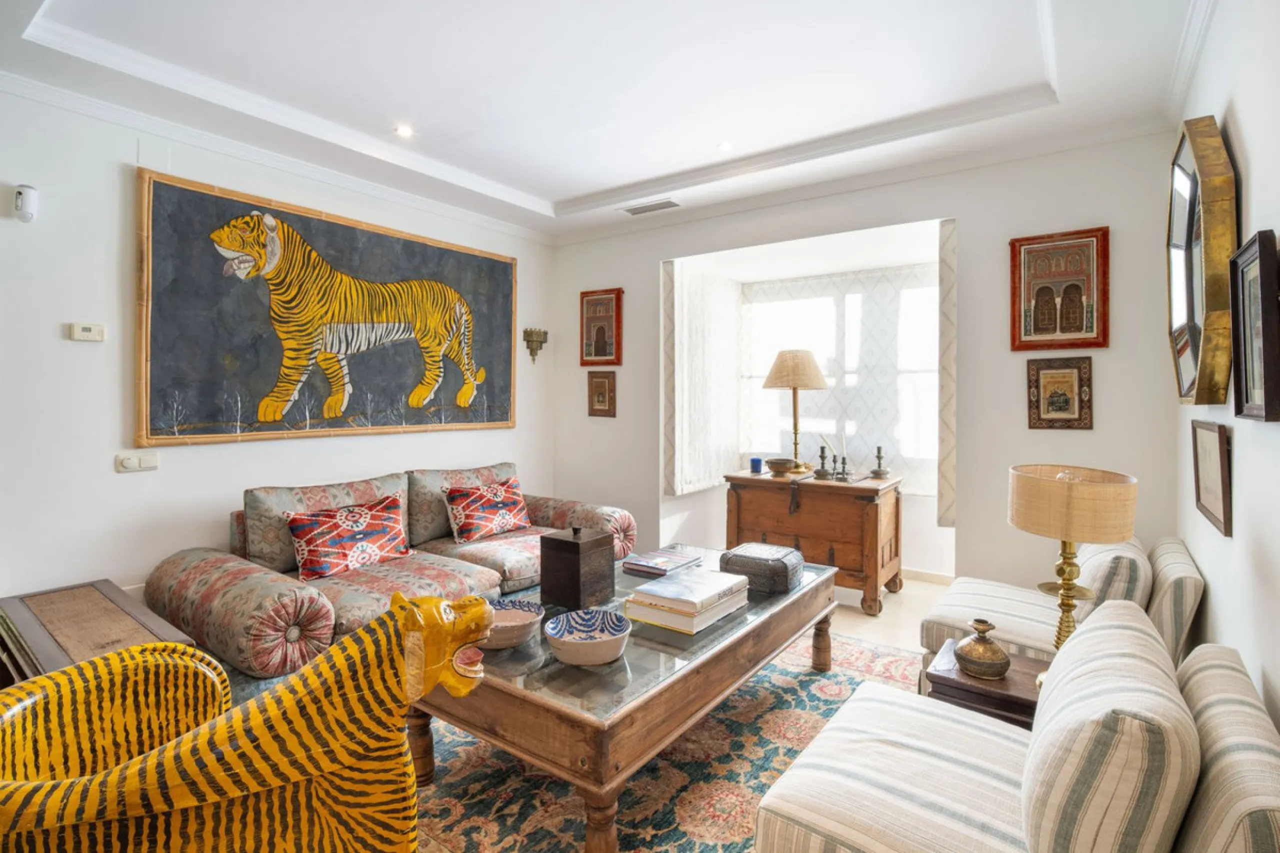 Discover this spectacular property located in the prestigious area of La Quinta, Benahavis, ideal for golf enthusiasts and Mediterranean living. With an unbeatable south-facing orientation, this residence enjoys abundant natural light throughout the day a