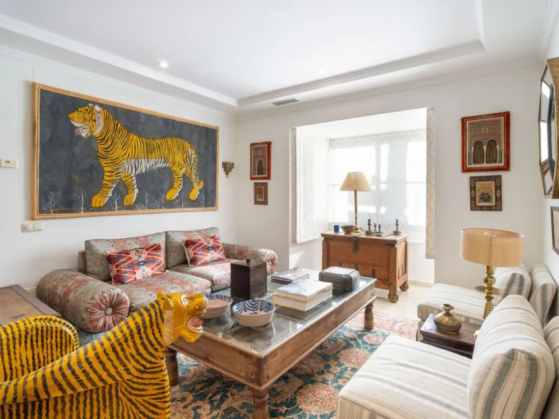 Discover this spectacular property located in the prestigious area of La Quinta, Benahavis, ideal for golf enthusiasts and Mediterranean living. With an unbeatable south-facing orientation, this residence enjoys abundant natural light throughout the day a