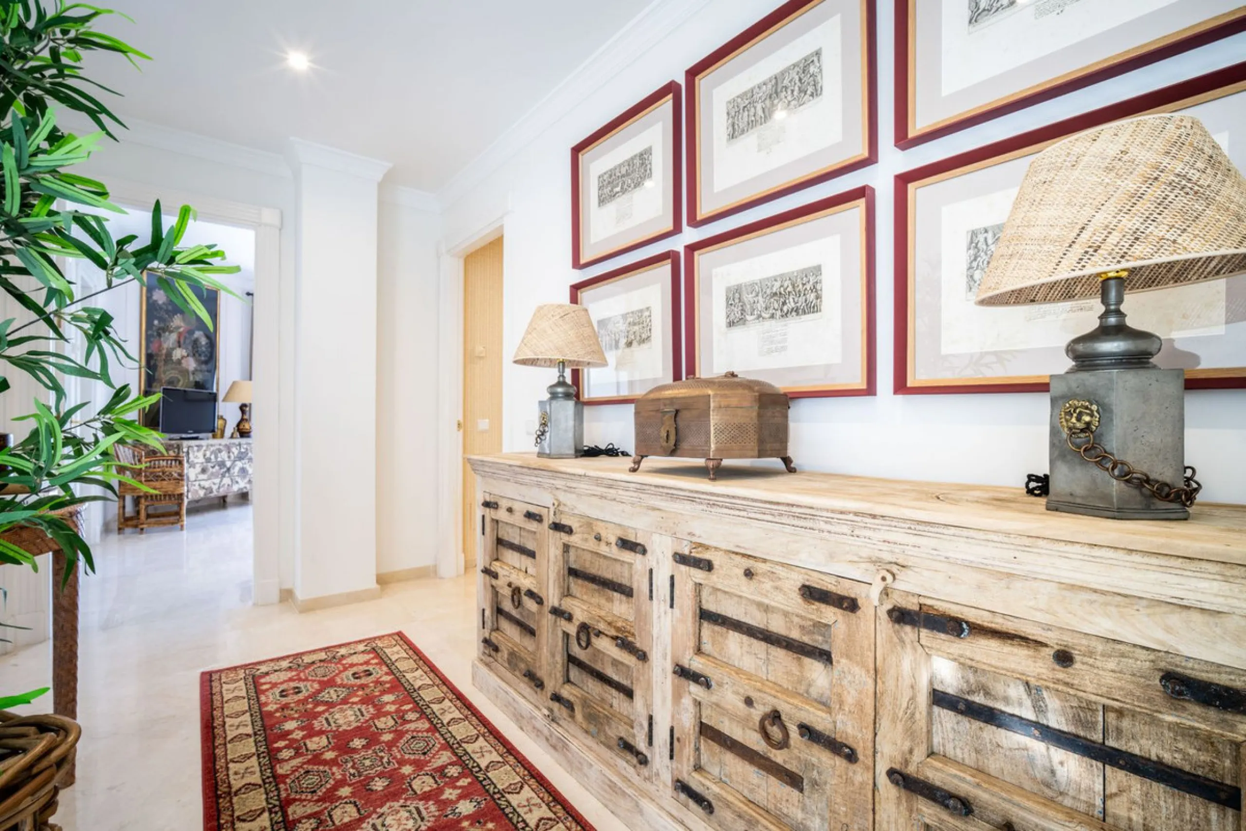 Discover this spectacular property located in the prestigious area of La Quinta, Benahavis, ideal for golf enthusiasts and Mediterranean living. With an unbeatable south-facing orientation, this residence enjoys abundant natural light throughout the day a