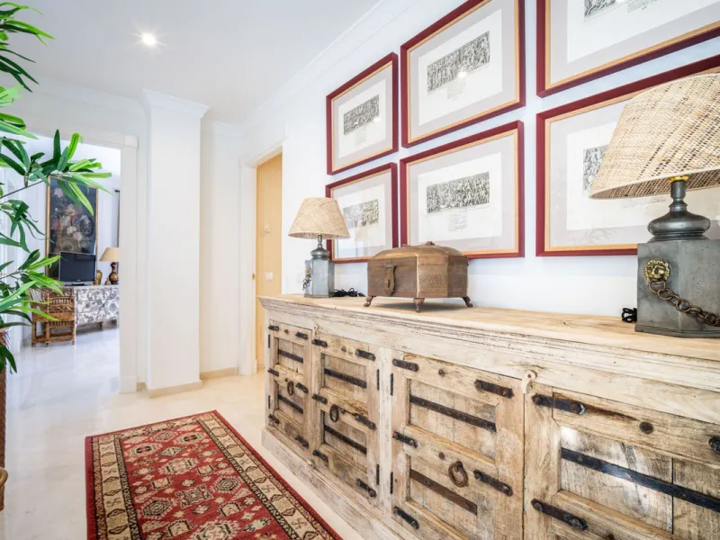 Discover this spectacular property located in the prestigious area of La Quinta, Benahavis, ideal for golf enthusiasts and Mediterranean living. With an unbeatable south-facing orientation, this residence enjoys abundant natural light throughout the day a
