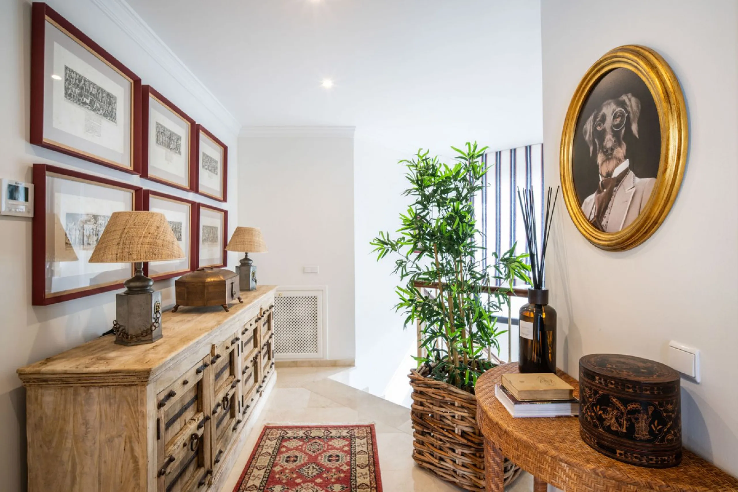 Discover this spectacular property located in the prestigious area of La Quinta, Benahavis, ideal for golf enthusiasts and Mediterranean living. With an unbeatable south-facing orientation, this residence enjoys abundant natural light throughout the day a