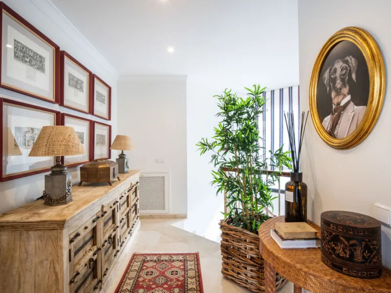 Discover this spectacular property located in the prestigious area of La Quinta, Benahavis, ideal for golf enthusiasts and Mediterranean living. With an unbeatable south-facing orientation, this residence enjoys abundant natural light throughout the day a