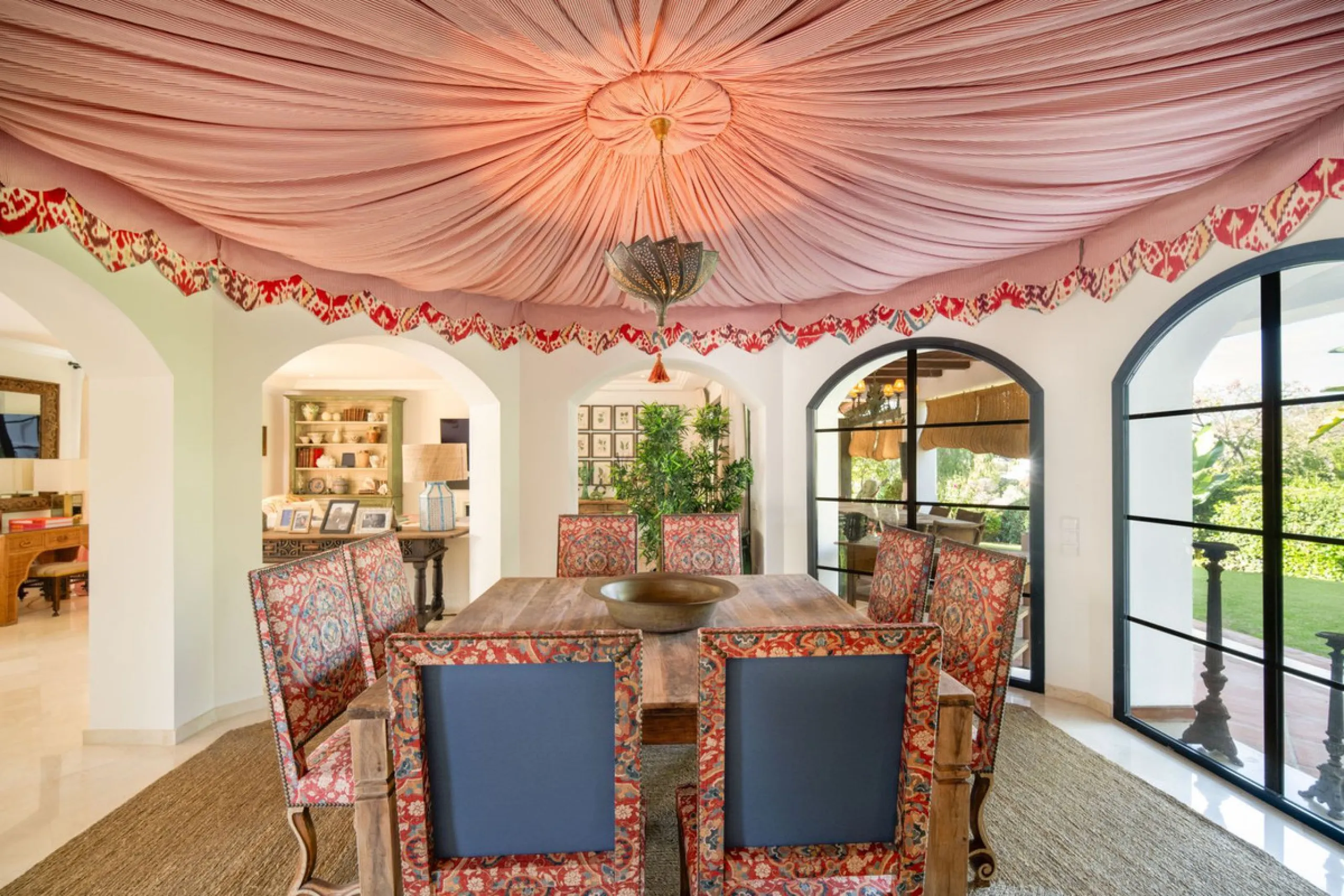 Discover this spectacular property located in the prestigious area of La Quinta, Benahavis, ideal for golf enthusiasts and Mediterranean living. With an unbeatable south-facing orientation, this residence enjoys abundant natural light throughout the day a