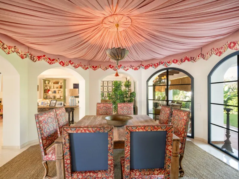 Discover this spectacular property located in the prestigious area of La Quinta, Benahavis, ideal for golf enthusiasts and Mediterranean living. With an unbeatable south-facing orientation, this residence enjoys abundant natural light throughout the day a