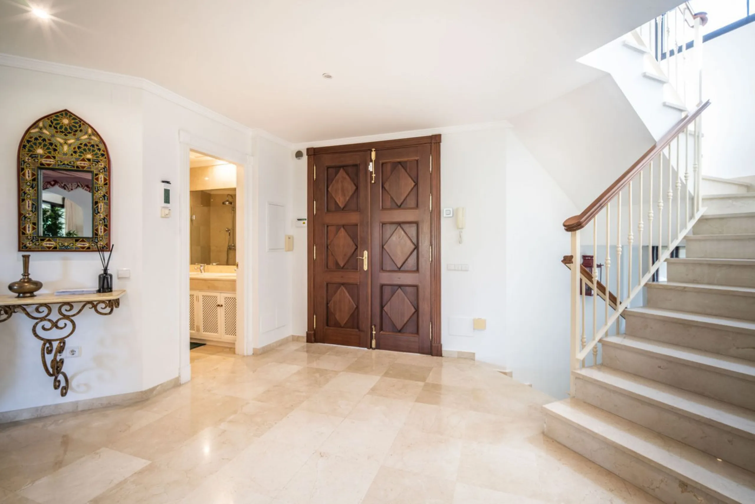 Discover this spectacular property located in the prestigious area of La Quinta, Benahavis, ideal for golf enthusiasts and Mediterranean living. With an unbeatable south-facing orientation, this residence enjoys abundant natural light throughout the day a