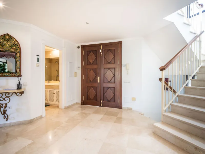 Discover this spectacular property located in the prestigious area of La Quinta, Benahavis, ideal for golf enthusiasts and Mediterranean living. With an unbeatable south-facing orientation, this residence enjoys abundant natural light throughout the day a