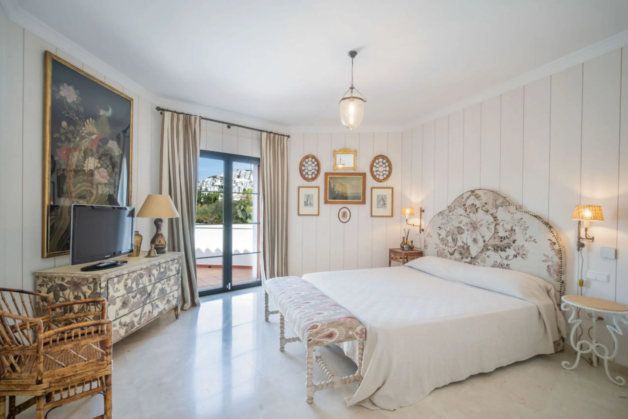 Discover this spectacular property located in the prestigious area of La Quinta, Benahavis, ideal for golf enthusiasts and Mediterranean living. With an unbeatable south-facing orientation, this residence enjoys abundant natural light throughout the day a