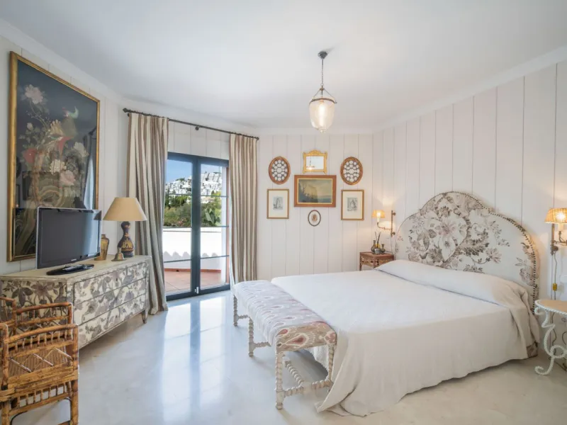 Discover this spectacular property located in the prestigious area of La Quinta, Benahavis, ideal for golf enthusiasts and Mediterranean living. With an unbeatable south-facing orientation, this residence enjoys abundant natural light throughout the day a