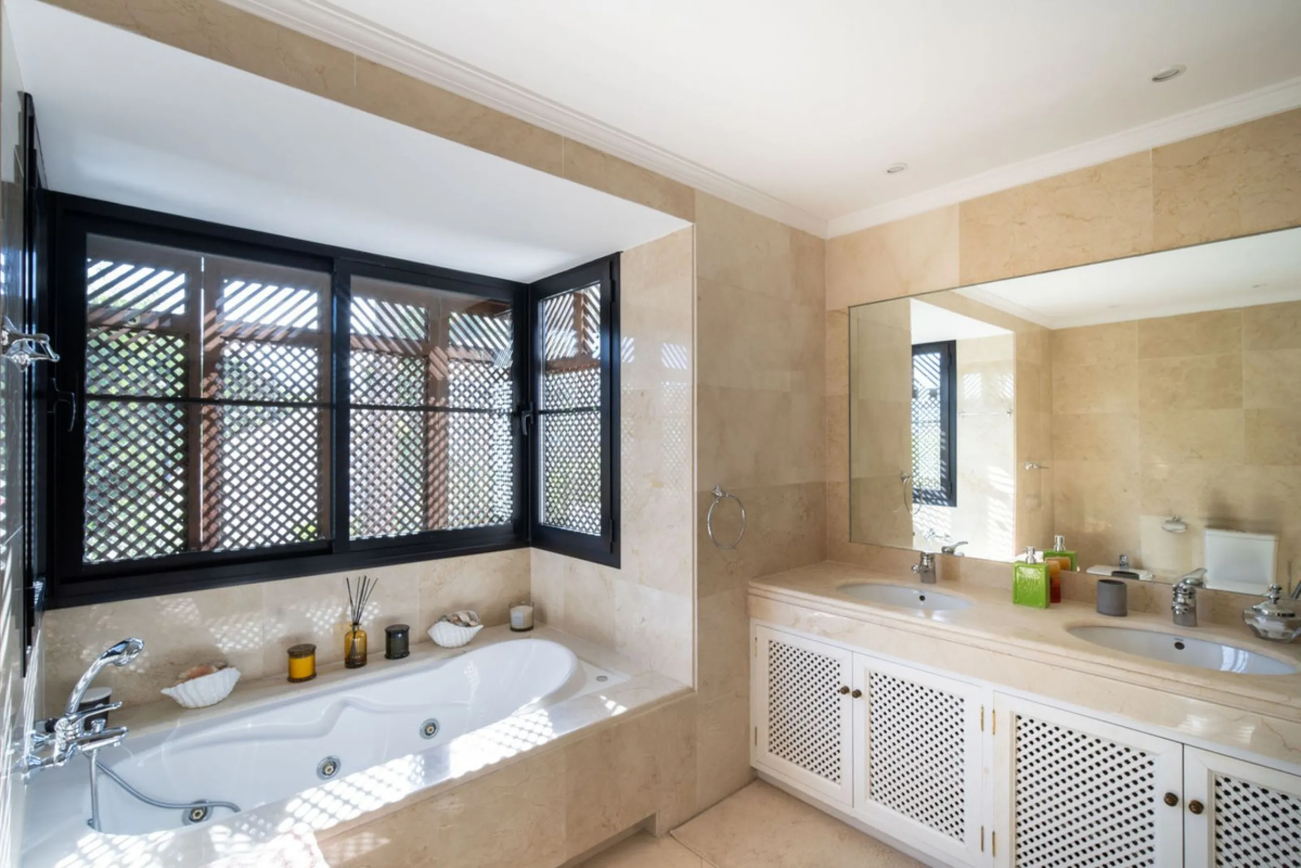 Discover this spectacular property located in the prestigious area of La Quinta, Benahavis, ideal for golf enthusiasts and Mediterranean living. With an unbeatable south-facing orientation, this residence enjoys abundant natural light throughout the day a