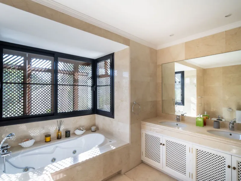 Discover this spectacular property located in the prestigious area of La Quinta, Benahavis, ideal for golf enthusiasts and Mediterranean living. With an unbeatable south-facing orientation, this residence enjoys abundant natural light throughout the day a