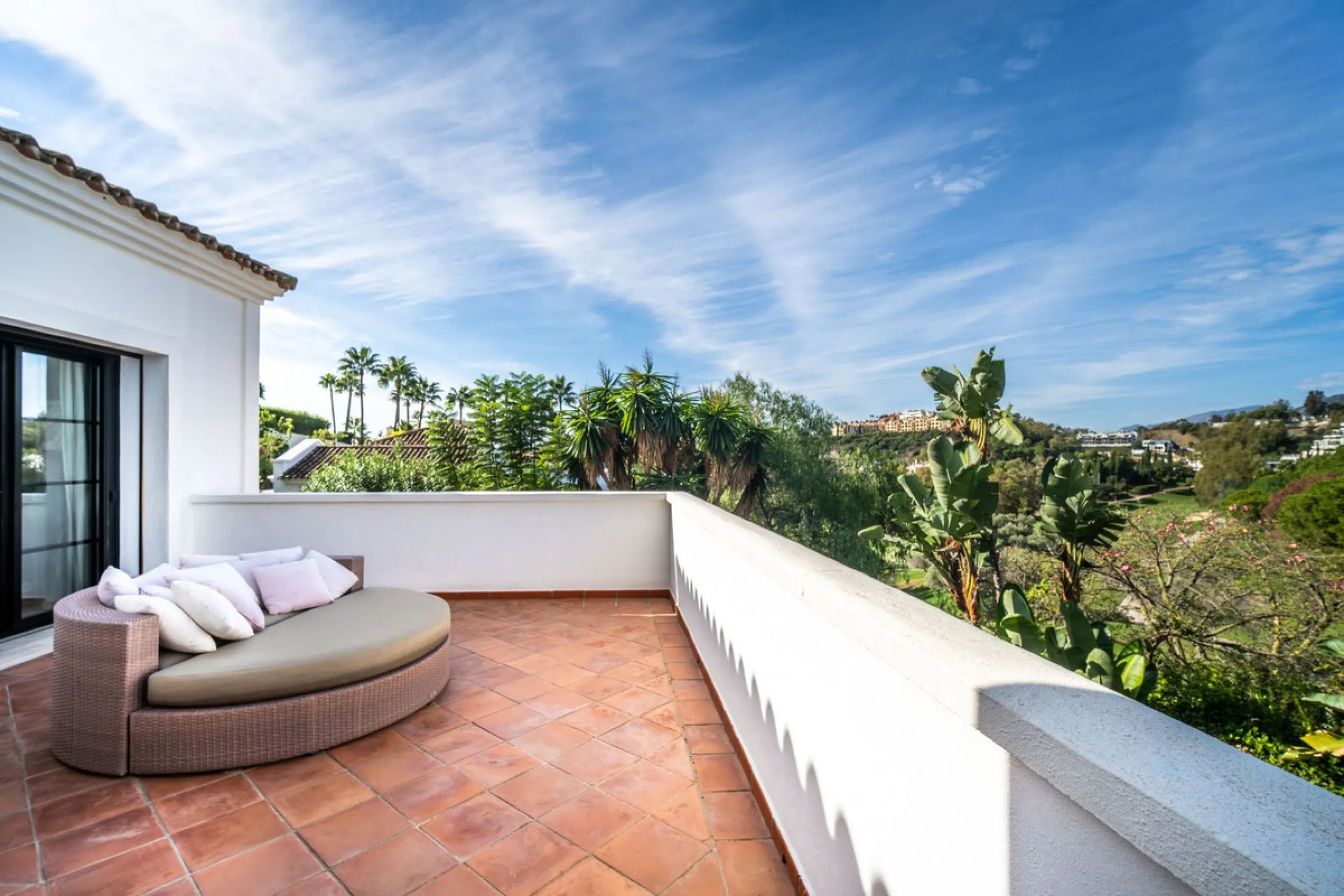 Discover this spectacular property located in the prestigious area of La Quinta, Benahavis, ideal for golf enthusiasts and Mediterranean living. With an unbeatable south-facing orientation, this residence enjoys abundant natural light throughout the day a