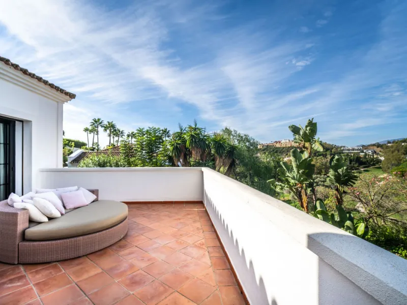 Discover this spectacular property located in the prestigious area of La Quinta, Benahavis, ideal for golf enthusiasts and Mediterranean living. With an unbeatable south-facing orientation, this residence enjoys abundant natural light throughout the day a