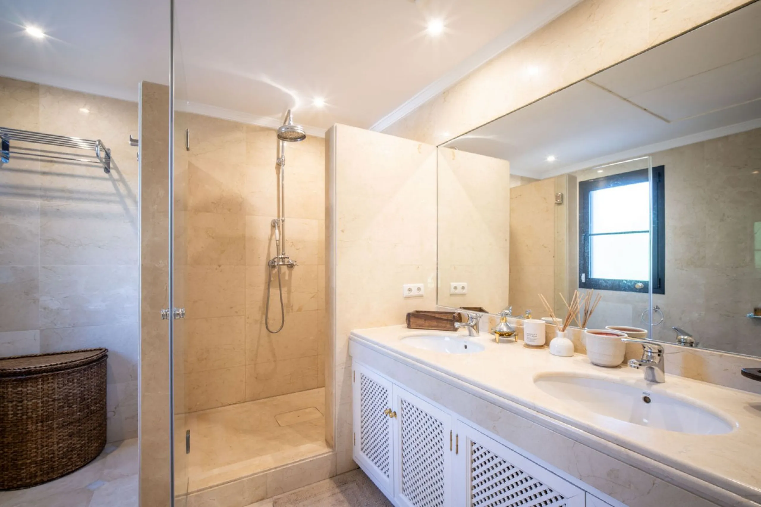 Discover this spectacular property located in the prestigious area of La Quinta, Benahavis, ideal for golf enthusiasts and Mediterranean living. With an unbeatable south-facing orientation, this residence enjoys abundant natural light throughout the day a