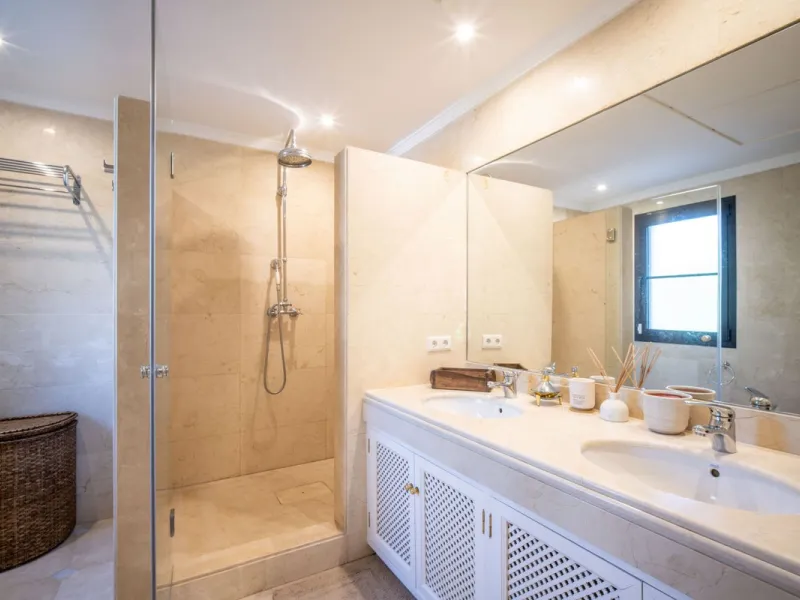 Discover this spectacular property located in the prestigious area of La Quinta, Benahavis, ideal for golf enthusiasts and Mediterranean living. With an unbeatable south-facing orientation, this residence enjoys abundant natural light throughout the day a