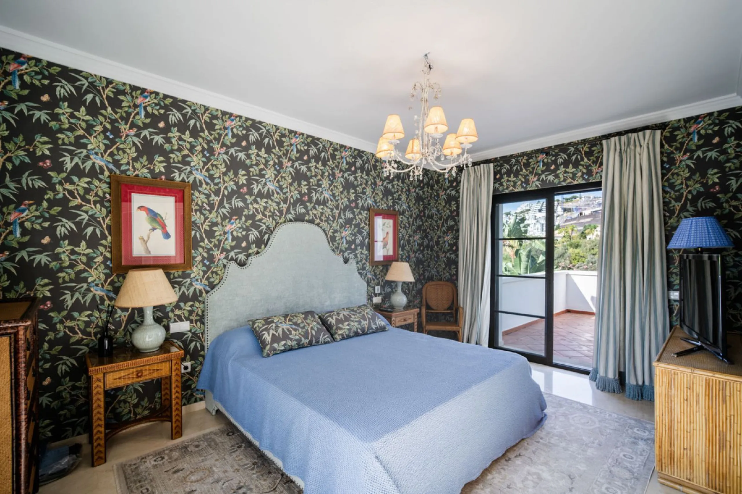 Discover this spectacular property located in the prestigious area of La Quinta, Benahavis, ideal for golf enthusiasts and Mediterranean living. With an unbeatable south-facing orientation, this residence enjoys abundant natural light throughout the day a