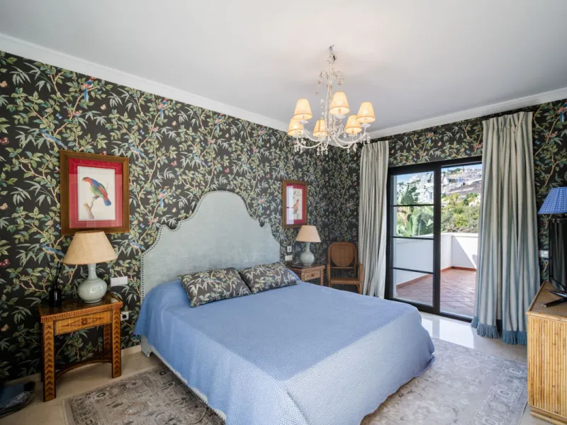 Discover this spectacular property located in the prestigious area of La Quinta, Benahavis, ideal for golf enthusiasts and Mediterranean living. With an unbeatable south-facing orientation, this residence enjoys abundant natural light throughout the day a