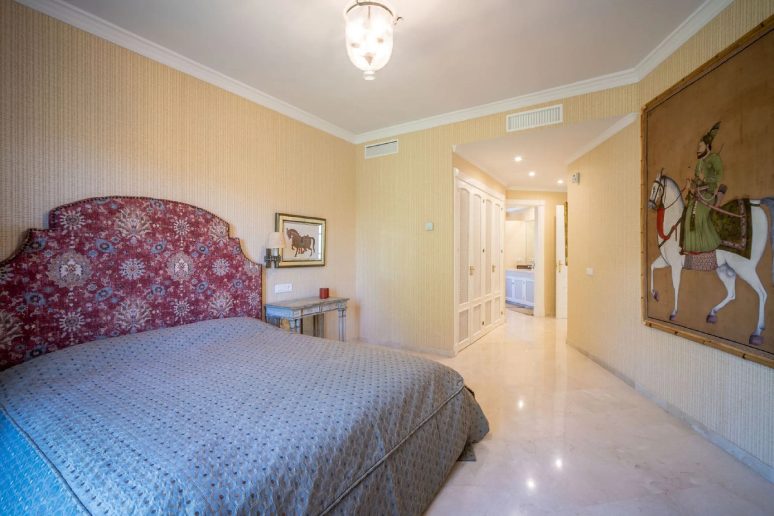 Discover this spectacular property located in the prestigious area of La Quinta, Benahavis, ideal for golf enthusiasts and Mediterranean living. With an unbeatable south-facing orientation, this residence enjoys abundant natural light throughout the day a