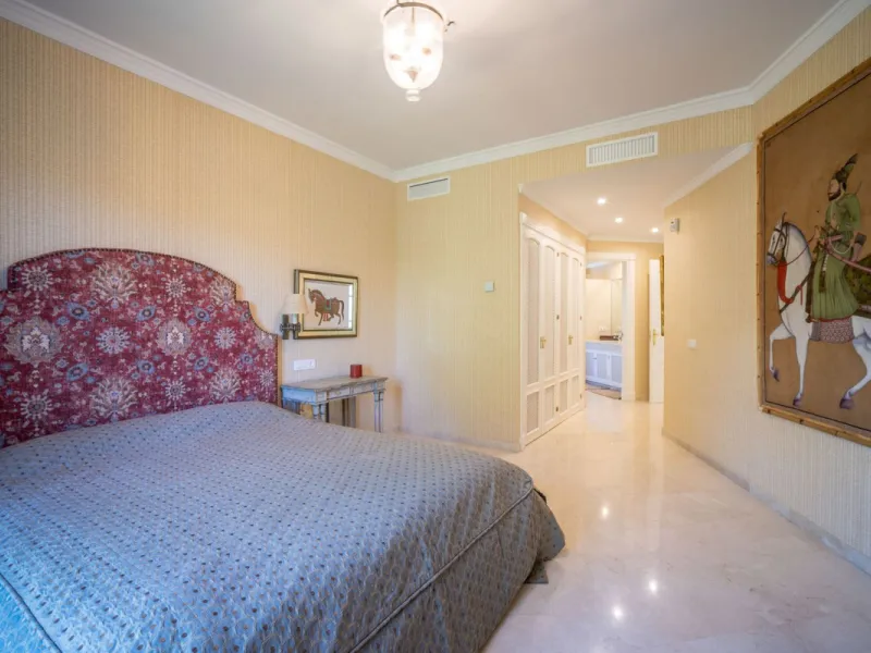 Discover this spectacular property located in the prestigious area of La Quinta, Benahavis, ideal for golf enthusiasts and Mediterranean living. With an unbeatable south-facing orientation, this residence enjoys abundant natural light throughout the day a