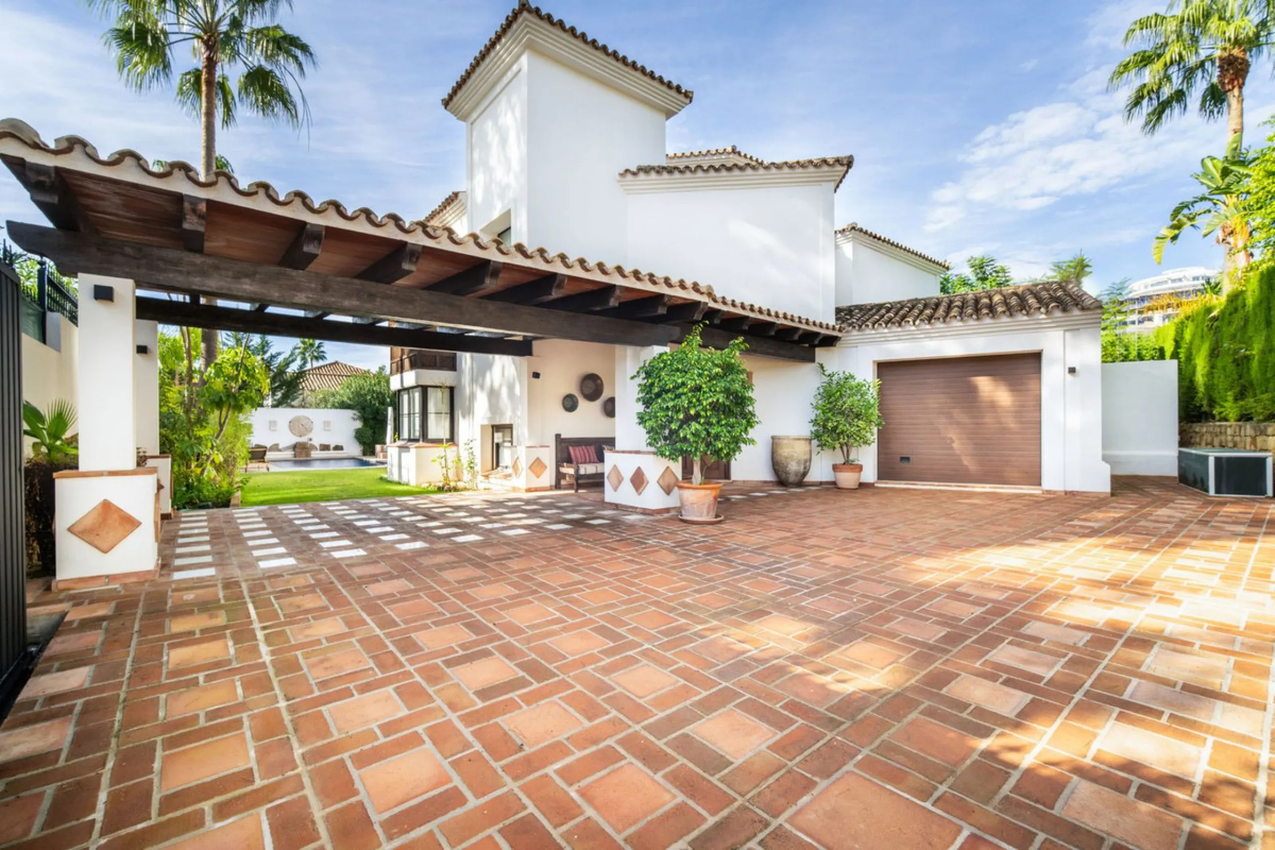 Discover this spectacular property located in the prestigious area of La Quinta, Benahavis, ideal for golf enthusiasts and Mediterranean living. With an unbeatable south-facing orientation, this residence enjoys abundant natural light throughout the day a