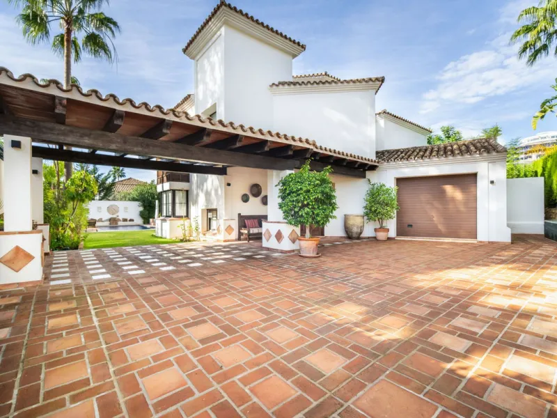 Discover this spectacular property located in the prestigious area of La Quinta, Benahavis, ideal for golf enthusiasts and Mediterranean living. With an unbeatable south-facing orientation, this residence enjoys abundant natural light throughout the day a