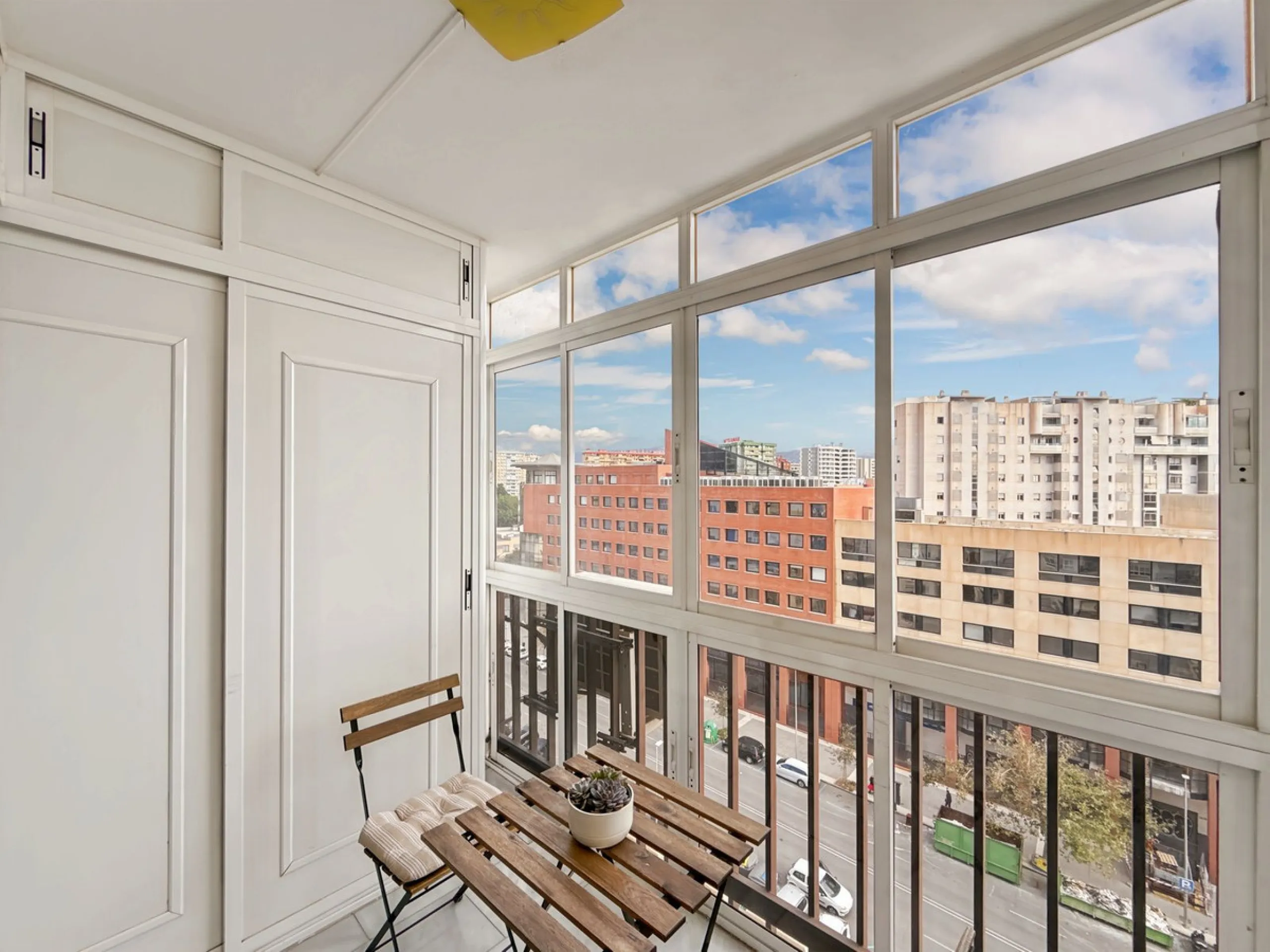 This bright and spacious seventh-floor apartment with northwest orientation, located in the sought-after Cruz de Humilladero area in Málaga, offers everything needed for a comfortable and well-connected lifestyle. With a total area efficiently distributed