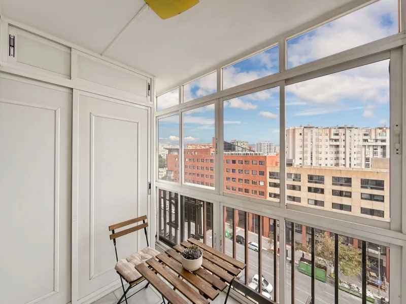 This bright and spacious seventh-floor apartment with northwest orientation, located in the sought-after Cruz de Humilladero area in Málaga, offers everything needed for a comfortable and well-connected lifestyle. With a total area efficiently distributed