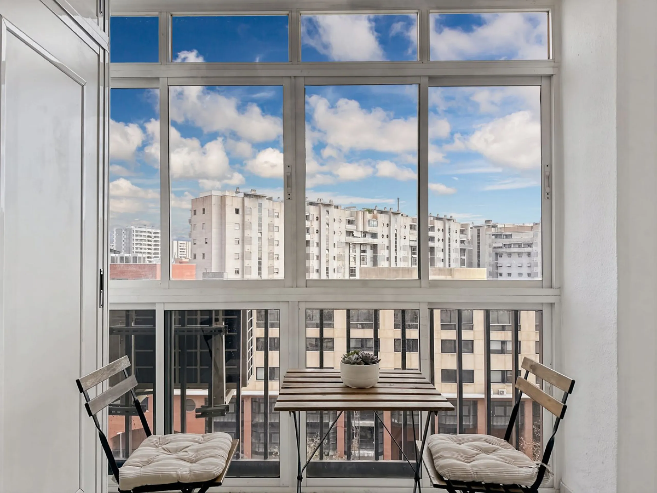 This bright and spacious seventh-floor apartment with northwest orientation, located in the sought-after Cruz de Humilladero area in Málaga, offers everything needed for a comfortable and well-connected lifestyle. With a total area efficiently distributed