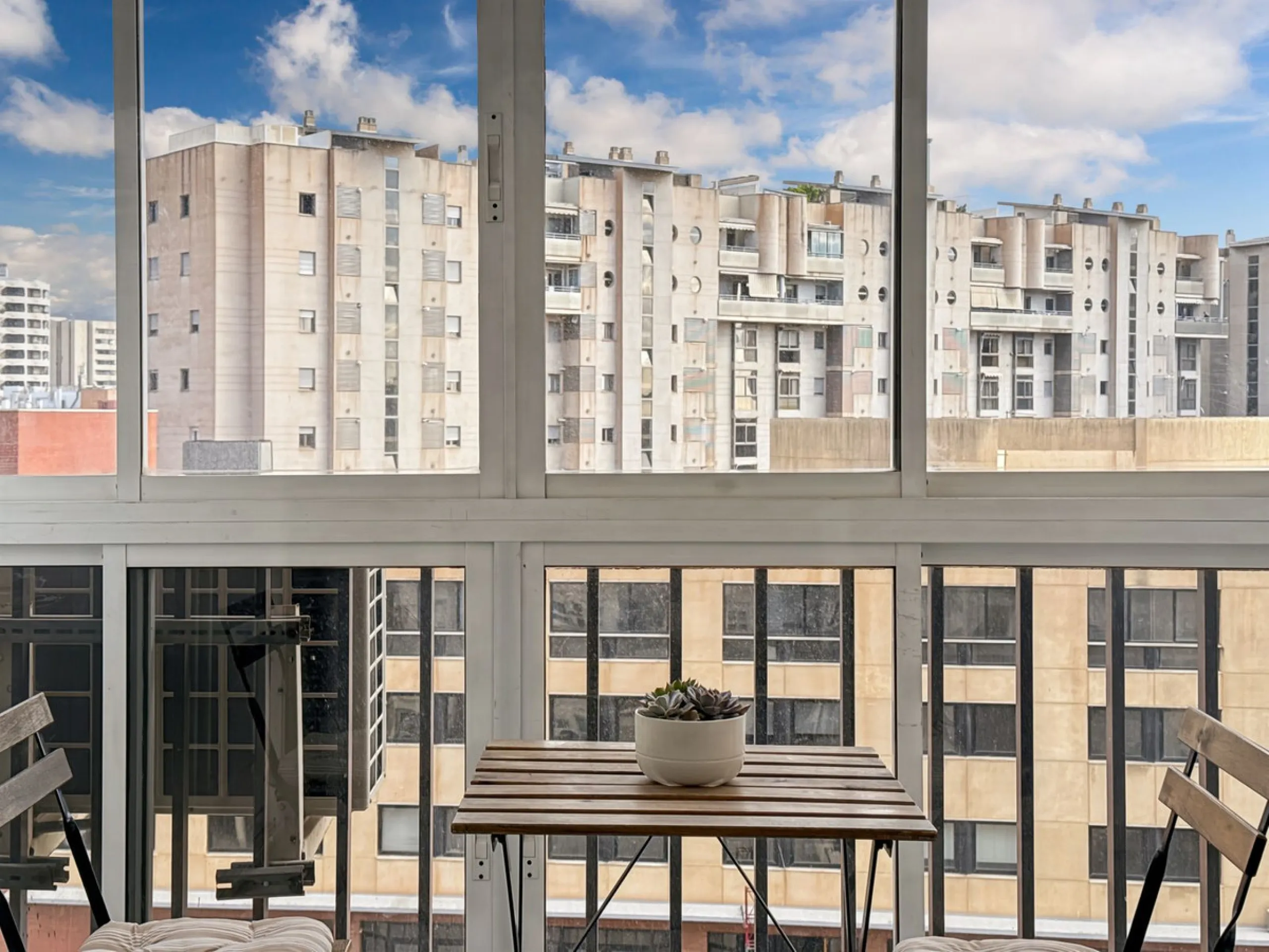 This bright and spacious seventh-floor apartment with northwest orientation, located in the sought-after Cruz de Humilladero area in Málaga, offers everything needed for a comfortable and well-connected lifestyle. With a total area efficiently distributed