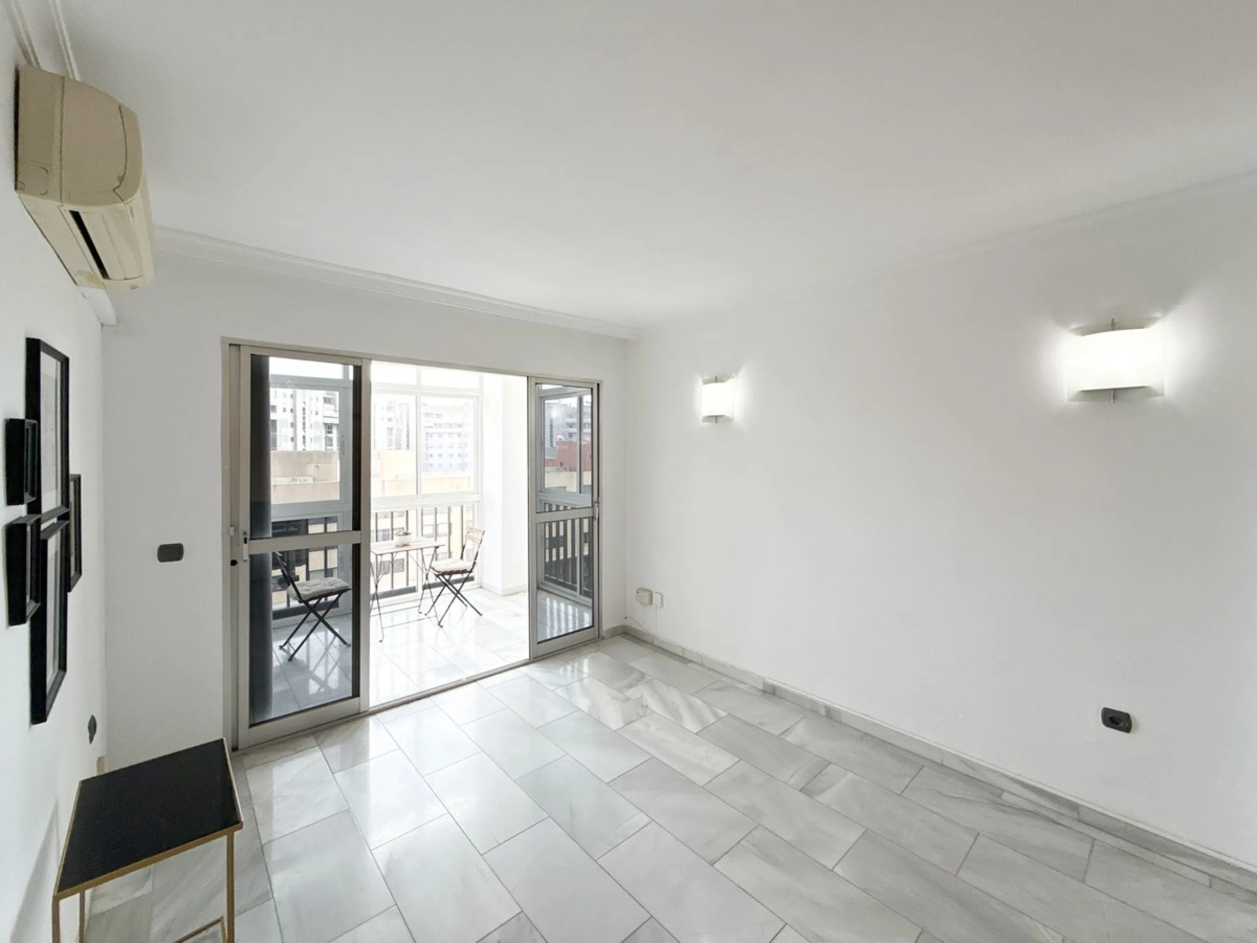 This bright and spacious seventh-floor apartment with northwest orientation, located in the sought-after Cruz de Humilladero area in Málaga, offers everything needed for a comfortable and well-connected lifestyle. With a total area efficiently distributed