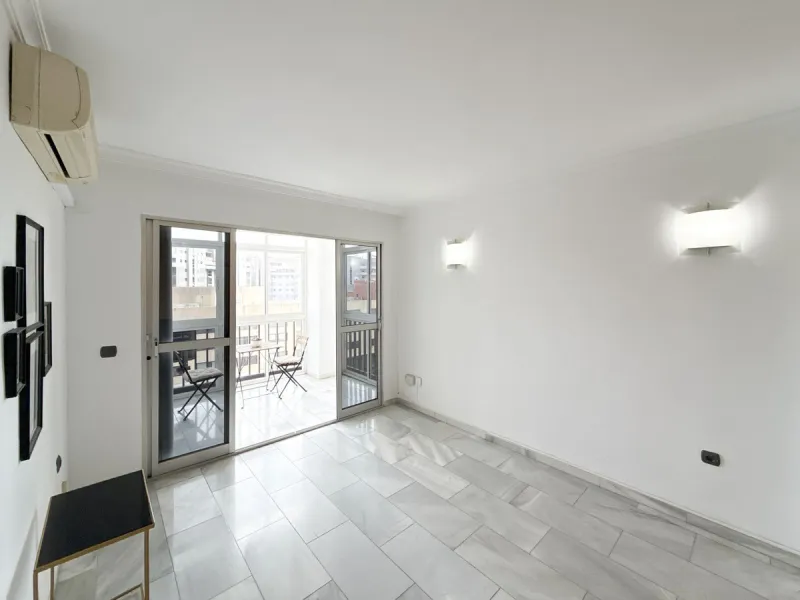 This bright and spacious seventh-floor apartment with northwest orientation, located in the sought-after Cruz de Humilladero area in Málaga, offers everything needed for a comfortable and well-connected lifestyle. With a total area efficiently distributed