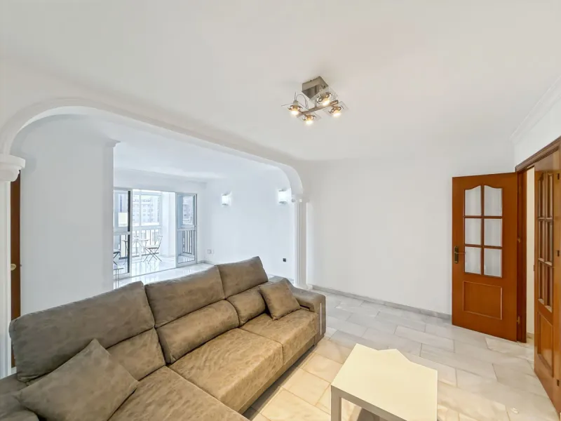 This bright and spacious seventh-floor apartment with northwest orientation, located in the sought-after Cruz de Humilladero area in Málaga, offers everything needed for a comfortable and well-connected lifestyle. With a total area efficiently distributed