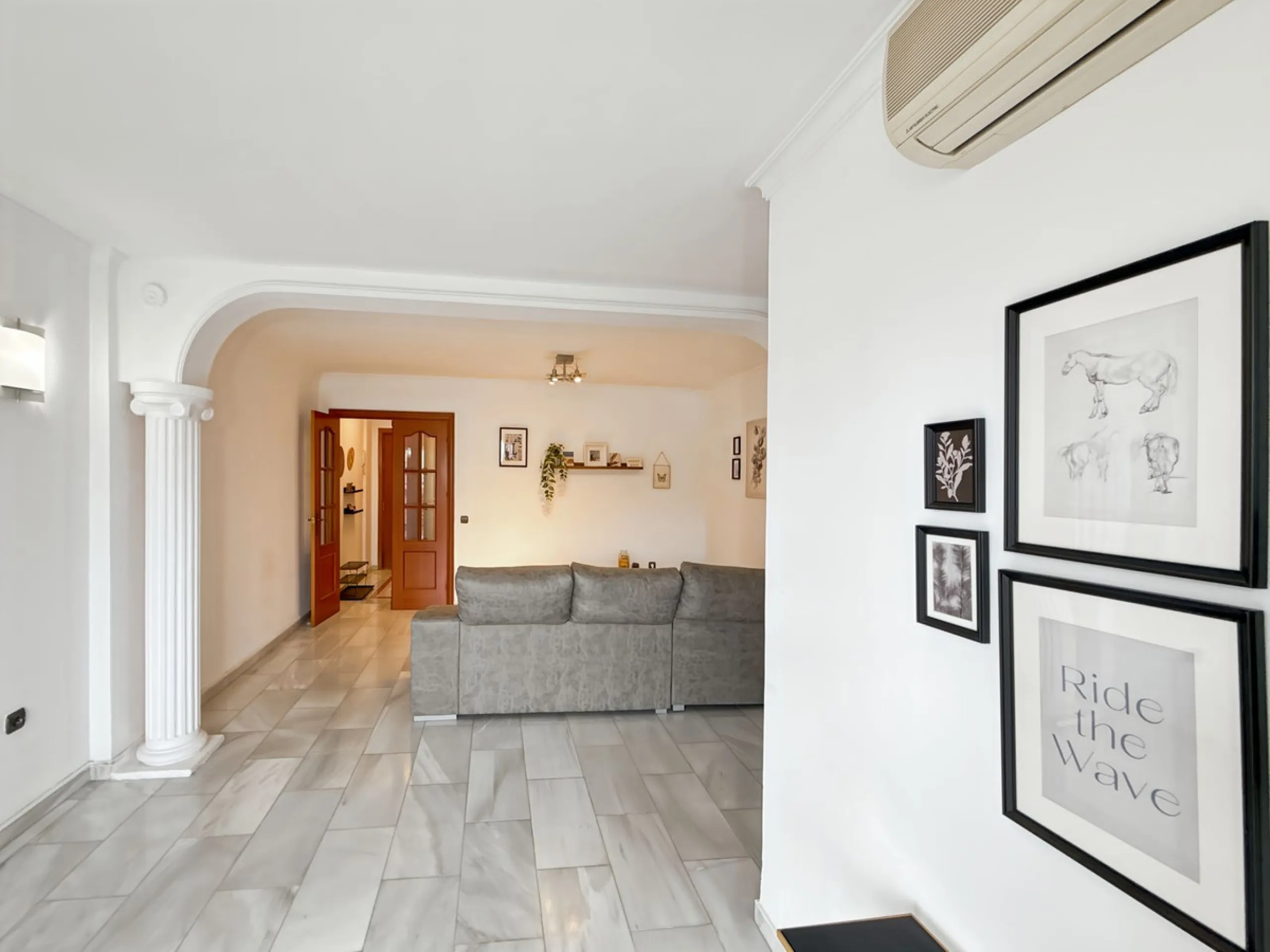 This bright and spacious seventh-floor apartment with northwest orientation, located in the sought-after Cruz de Humilladero area in Málaga, offers everything needed for a comfortable and well-connected lifestyle. With a total area efficiently distributed