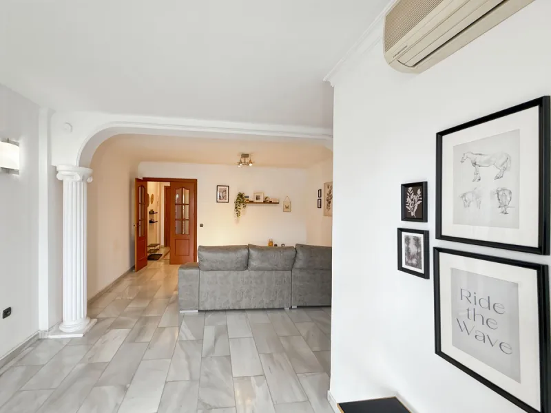 This bright and spacious seventh-floor apartment with northwest orientation, located in the sought-after Cruz de Humilladero area in Málaga, offers everything needed for a comfortable and well-connected lifestyle. With a total area efficiently distributed