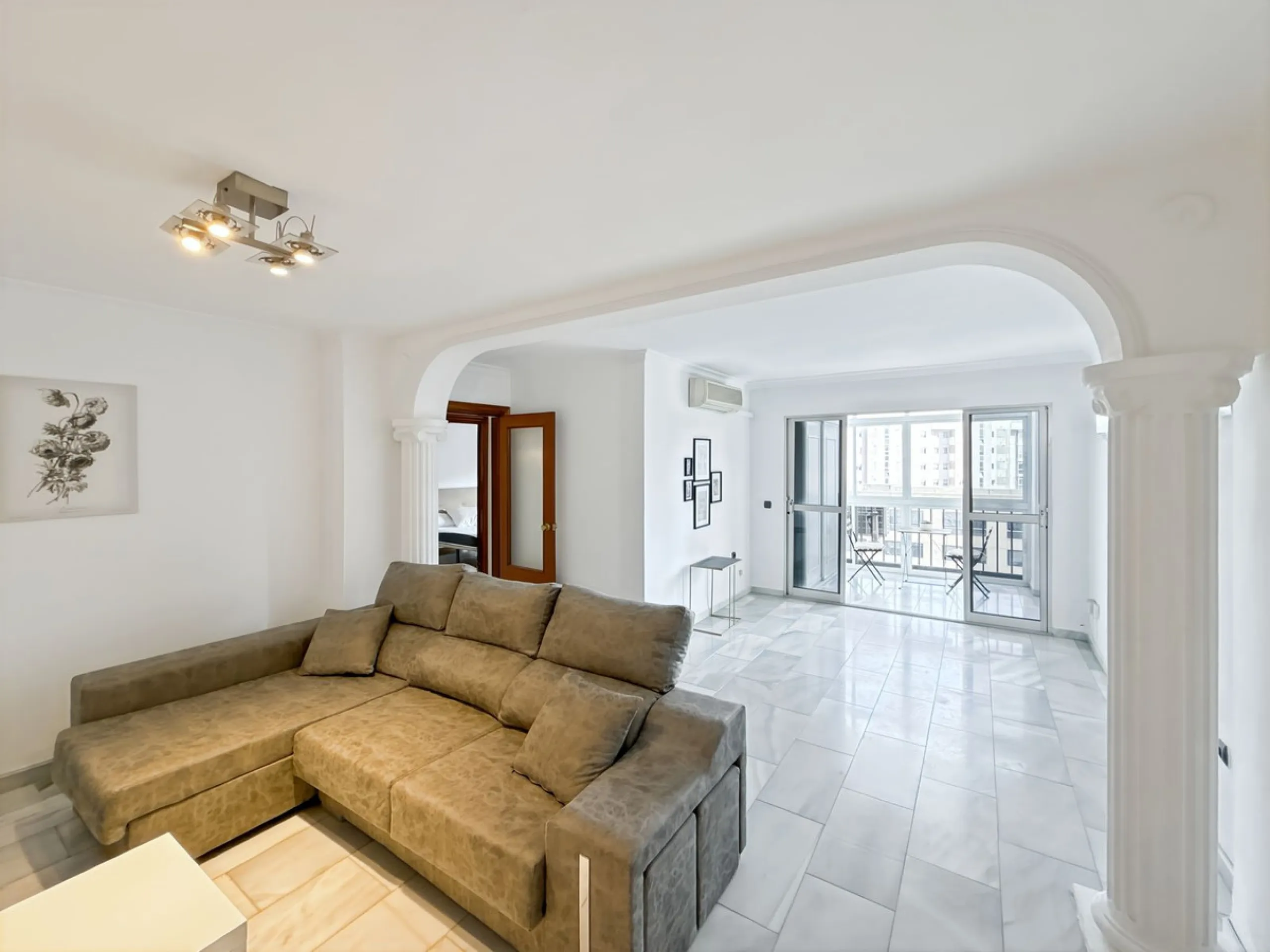 This bright and spacious seventh-floor apartment with northwest orientation, located in the sought-after Cruz de Humilladero area in Málaga, offers everything needed for a comfortable and well-connected lifestyle. With a total area efficiently distributed