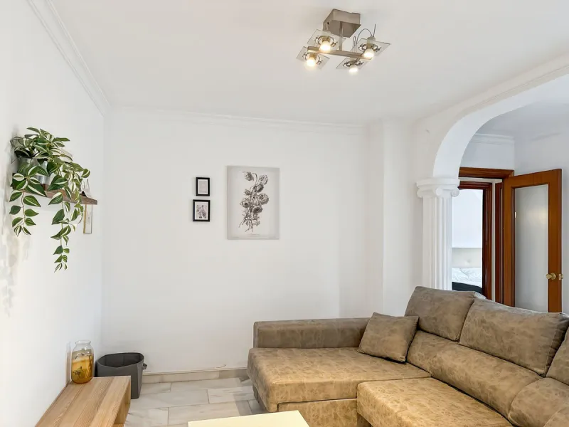 This bright and spacious seventh-floor apartment with northwest orientation, located in the sought-after Cruz de Humilladero area in Málaga, offers everything needed for a comfortable and well-connected lifestyle. With a total area efficiently distributed