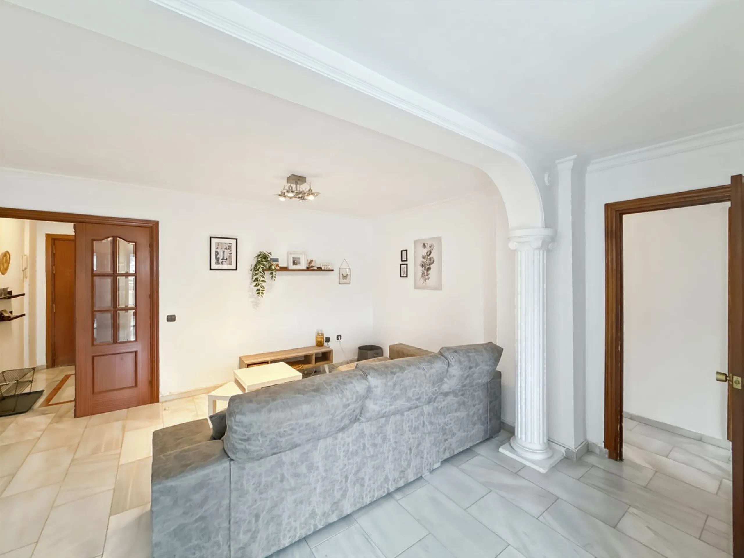 This bright and spacious seventh-floor apartment with northwest orientation, located in the sought-after Cruz de Humilladero area in Málaga, offers everything needed for a comfortable and well-connected lifestyle. With a total area efficiently distributed