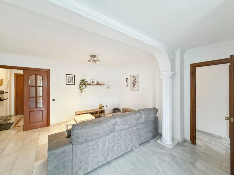 This bright and spacious seventh-floor apartment with northwest orientation, located in the sought-after Cruz de Humilladero area in Málaga, offers everything needed for a comfortable and well-connected lifestyle. With a total area efficiently distributed