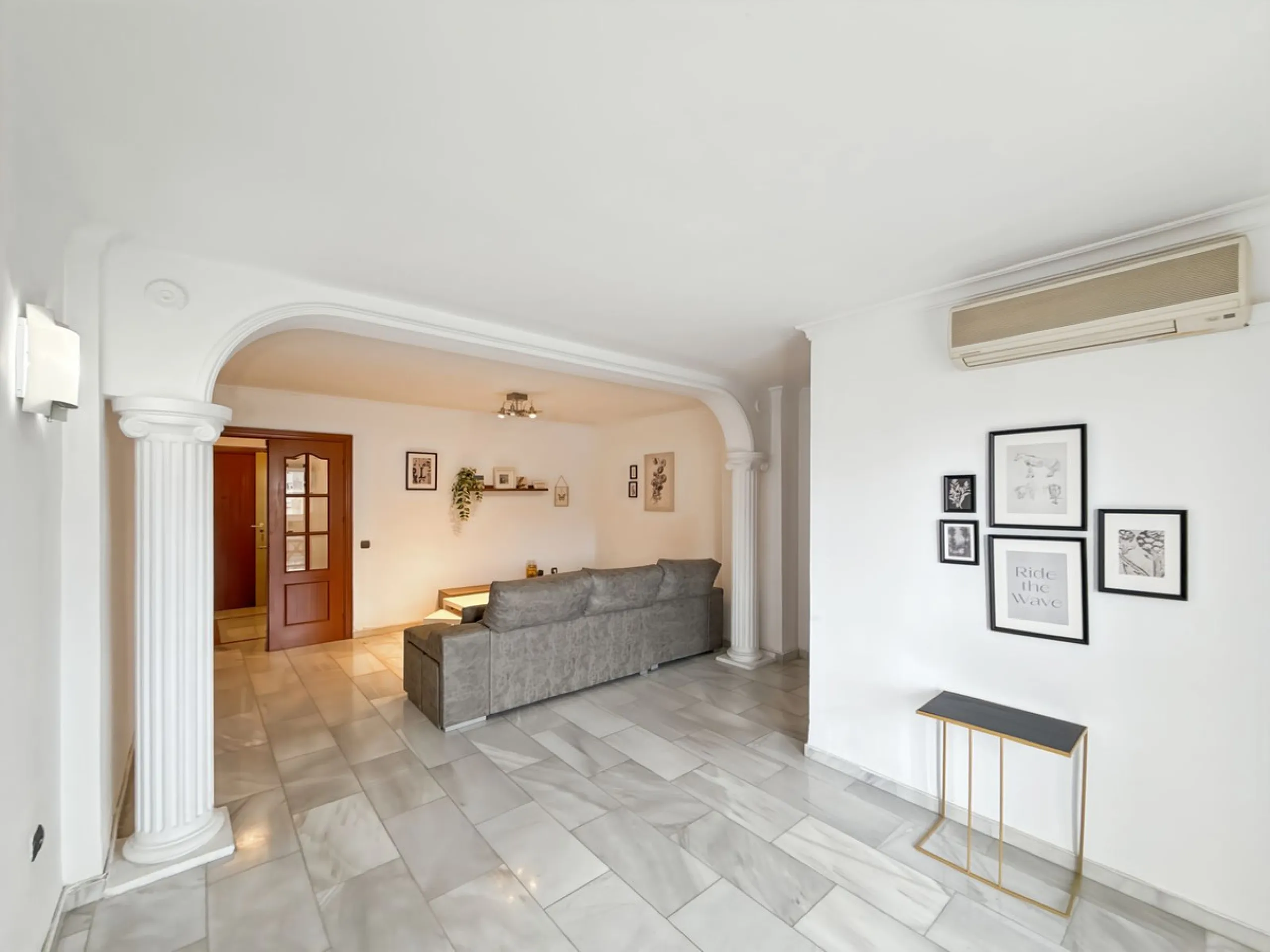 This bright and spacious seventh-floor apartment with northwest orientation, located in the sought-after Cruz de Humilladero area in Málaga, offers everything needed for a comfortable and well-connected lifestyle. With a total area efficiently distributed