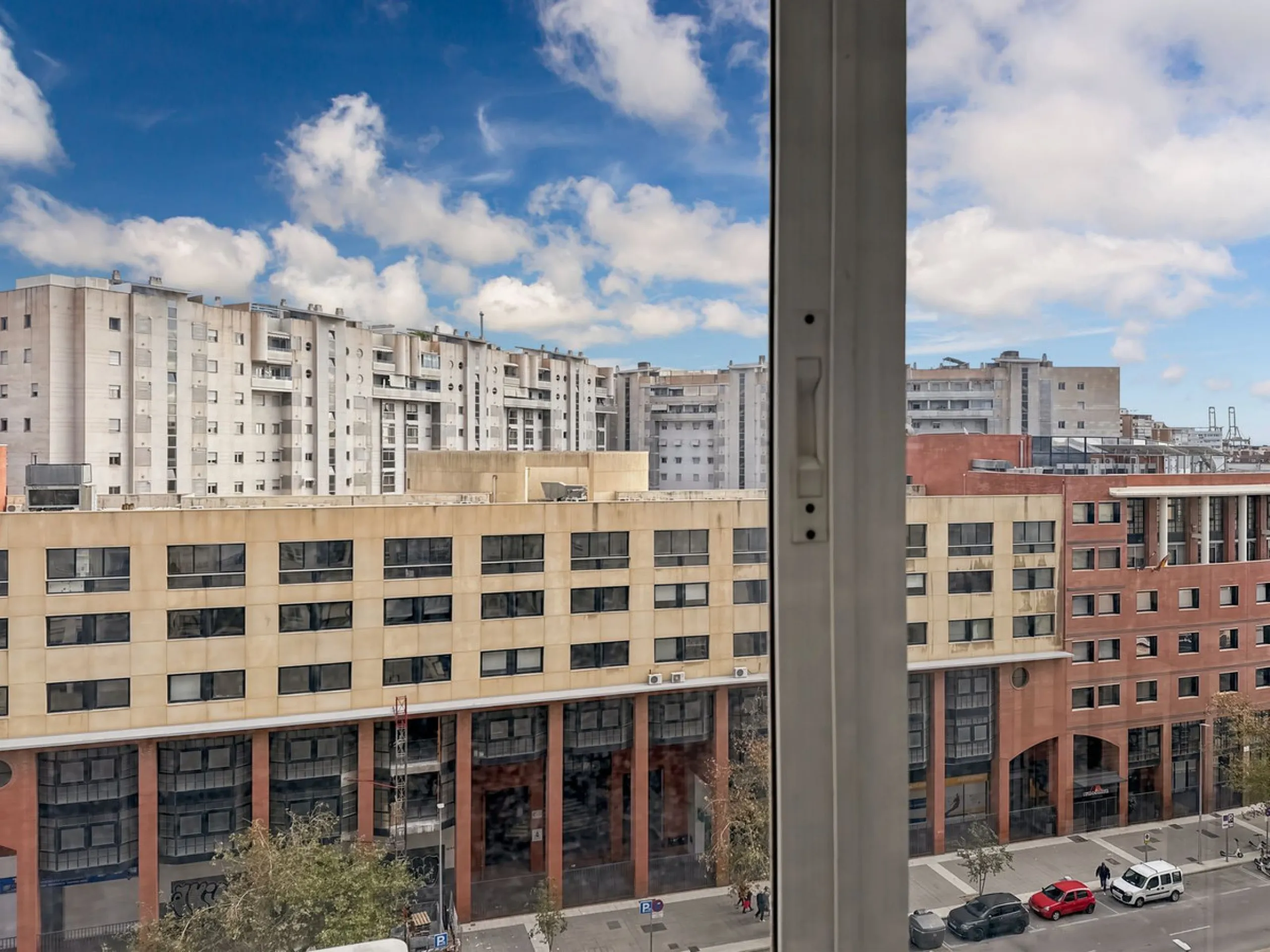 This bright and spacious seventh-floor apartment with northwest orientation, located in the sought-after Cruz de Humilladero area in Málaga, offers everything needed for a comfortable and well-connected lifestyle. With a total area efficiently distributed
