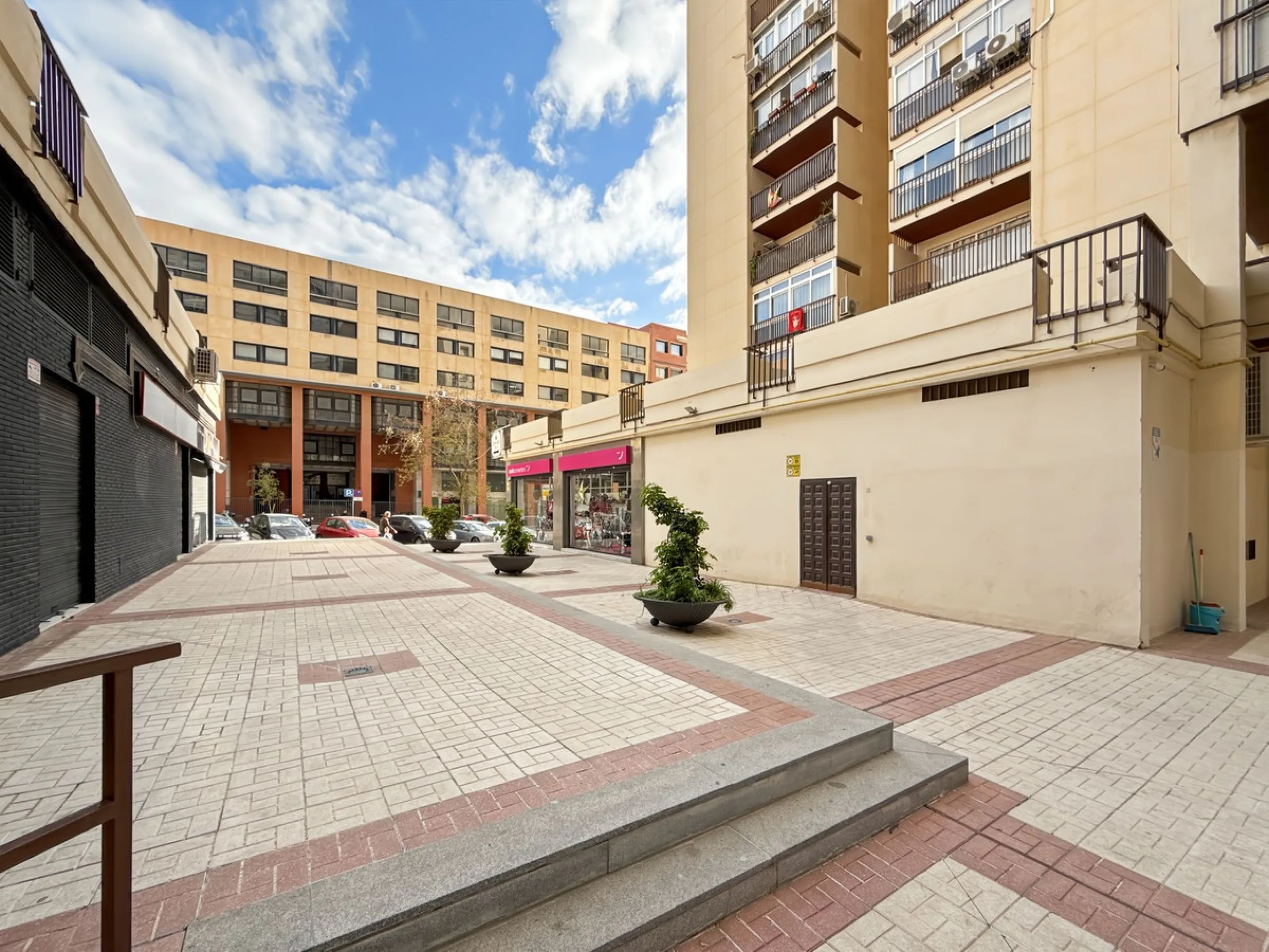 This bright and spacious seventh-floor apartment with northwest orientation, located in the sought-after Cruz de Humilladero area in Málaga, offers everything needed for a comfortable and well-connected lifestyle. With a total area efficiently distributed