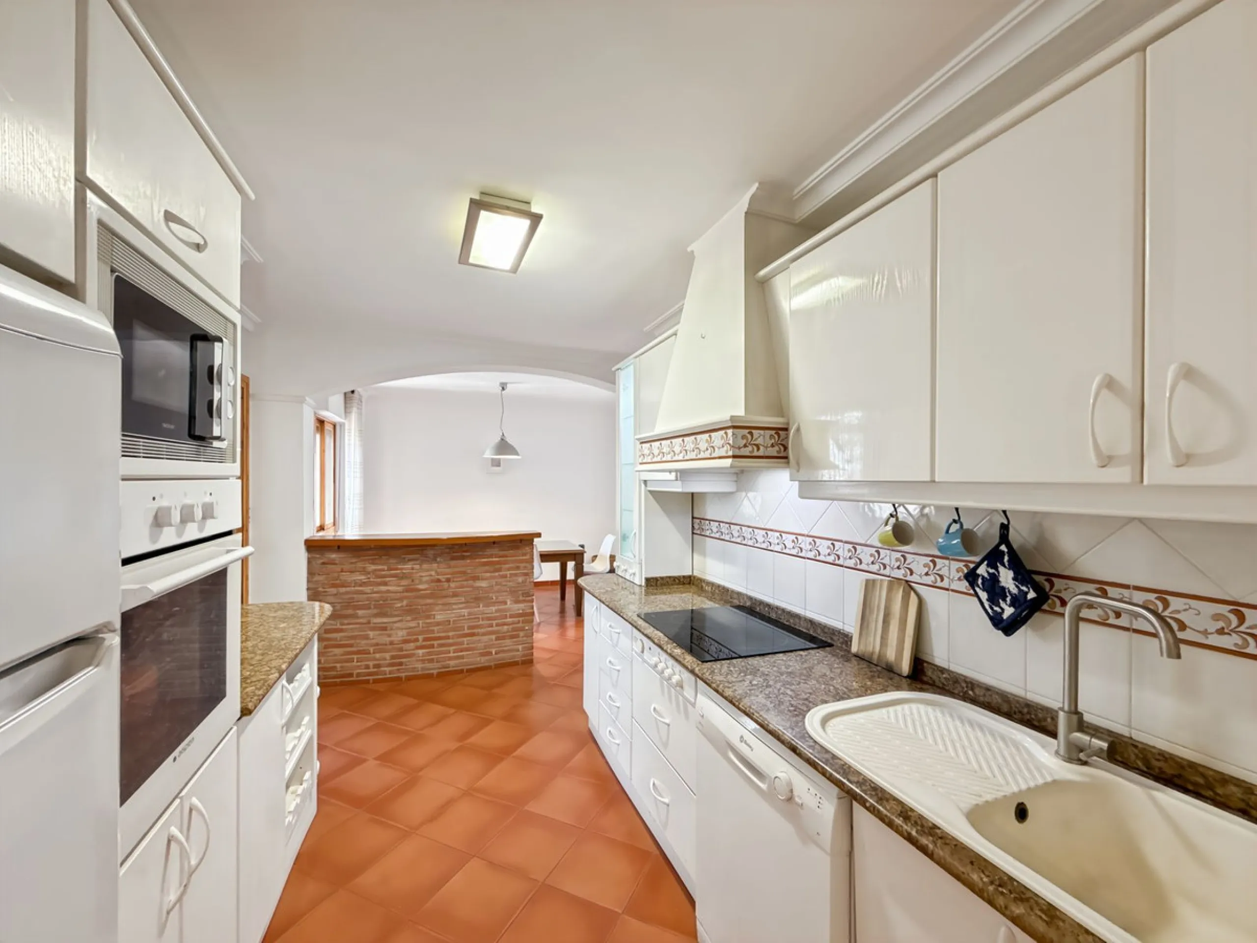 This bright and spacious seventh-floor apartment with northwest orientation, located in the sought-after Cruz de Humilladero area in Málaga, offers everything needed for a comfortable and well-connected lifestyle. With a total area efficiently distributed