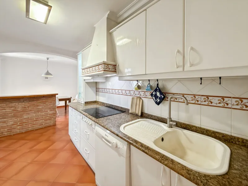 This bright and spacious seventh-floor apartment with northwest orientation, located in the sought-after Cruz de Humilladero area in Málaga, offers everything needed for a comfortable and well-connected lifestyle. With a total area efficiently distributed